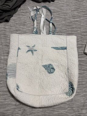 Quilted White & Blue Beach-Print Tote Bag